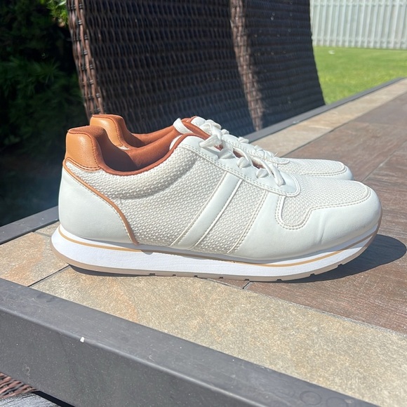 Banana republic, ladies, cream sneaker, size 9, excellent condition - Picture 13 of 16